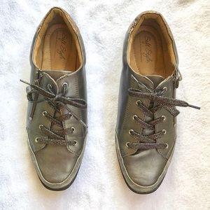 Hush puppies Soft style sneakers, sz 8US